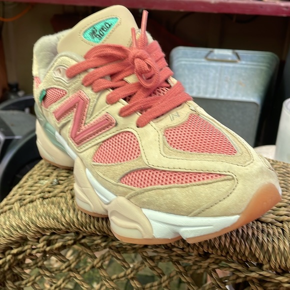 New balance 9060 tan, pink & teal accents size 8.5 (42) condition 7-8 out of 10 - Picture 7 of 8